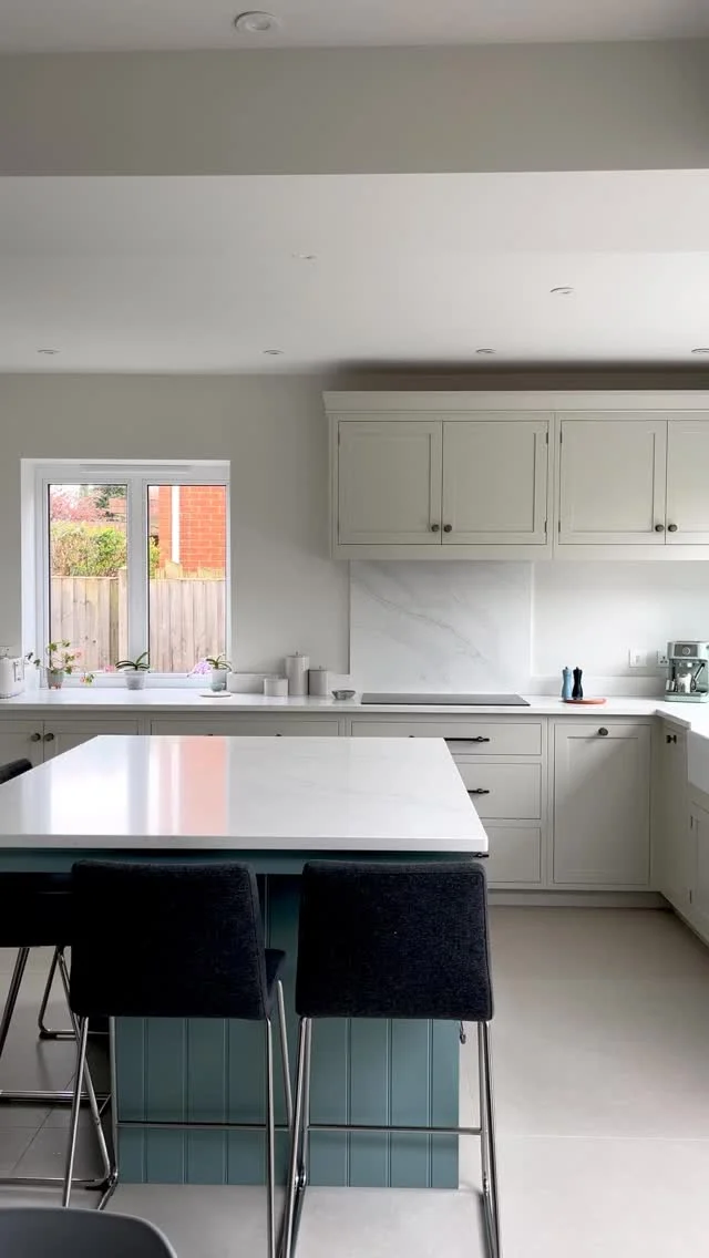 Our worktops 🤝 handmade kitchens.
 
When our stone meets thoughtfully crafted joinery like this, the results speak for themselves.
 
Calacatta Bernini @arenastonequartz worktops, island and splashback for @ftbespokefurniture.
 
#quartzkitchen #furnituremakers #twotonekitchen #bespokecabinetry #handmadekitchen