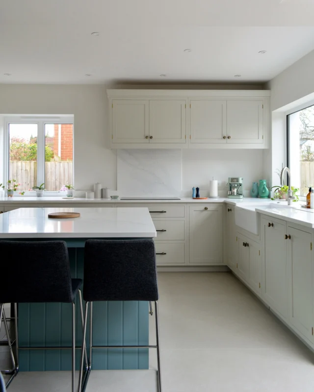 Calacatta Bernini by @arenastonequartz and its chameleon-like ability to adapt to different colour schemes.
 
Its gentle, understated palette and pattern look equally at home against the two tones of this handmade kitchen by @ftbespokefurniture.
 
Across the quartz worktops and the beautiful bespoke cabinetry, the space is full of considered design details - including a recessed drainer and a tea towel rail integrated into the island.
 
#quartzworktops #cabinetmakers #twotonekitchen #joinery #bespokekitchens