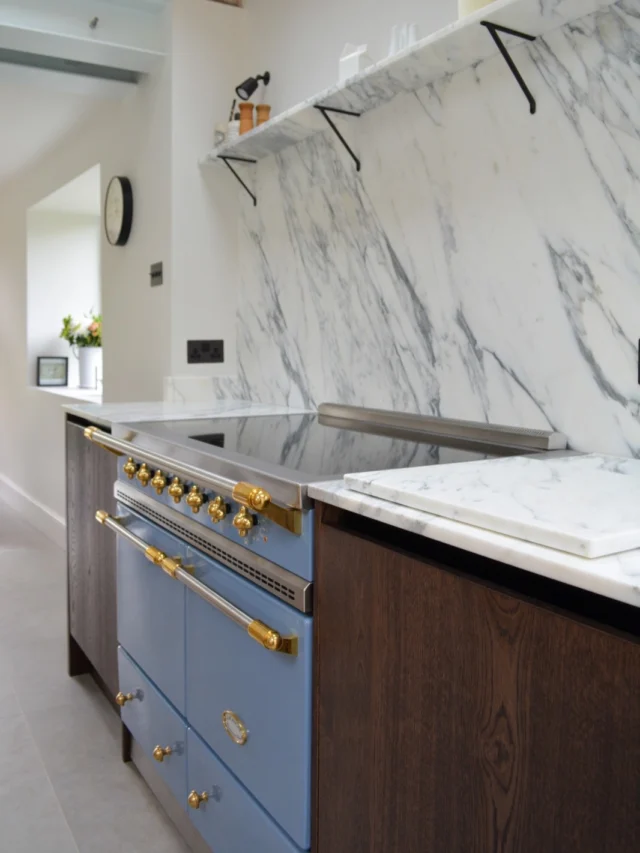 Our client fell in love with Arabescato Apuano, a beautiful natural marble from Carrara, known for its elegant white background and distinctive deep grey veining.

The addition of a brass inlay brings a classic Italian design detail to the finished installation, complementing the brass accents on the cooker beautifully.

Planning your next project? Visit our Bristol warehouse and yard to view our full size slabs in person and find the perfect stone for your space.

Kitchen - @foxonfoxonuk 

#marble #kitchen #kitchenremodel #naturalstone #kitchenisland